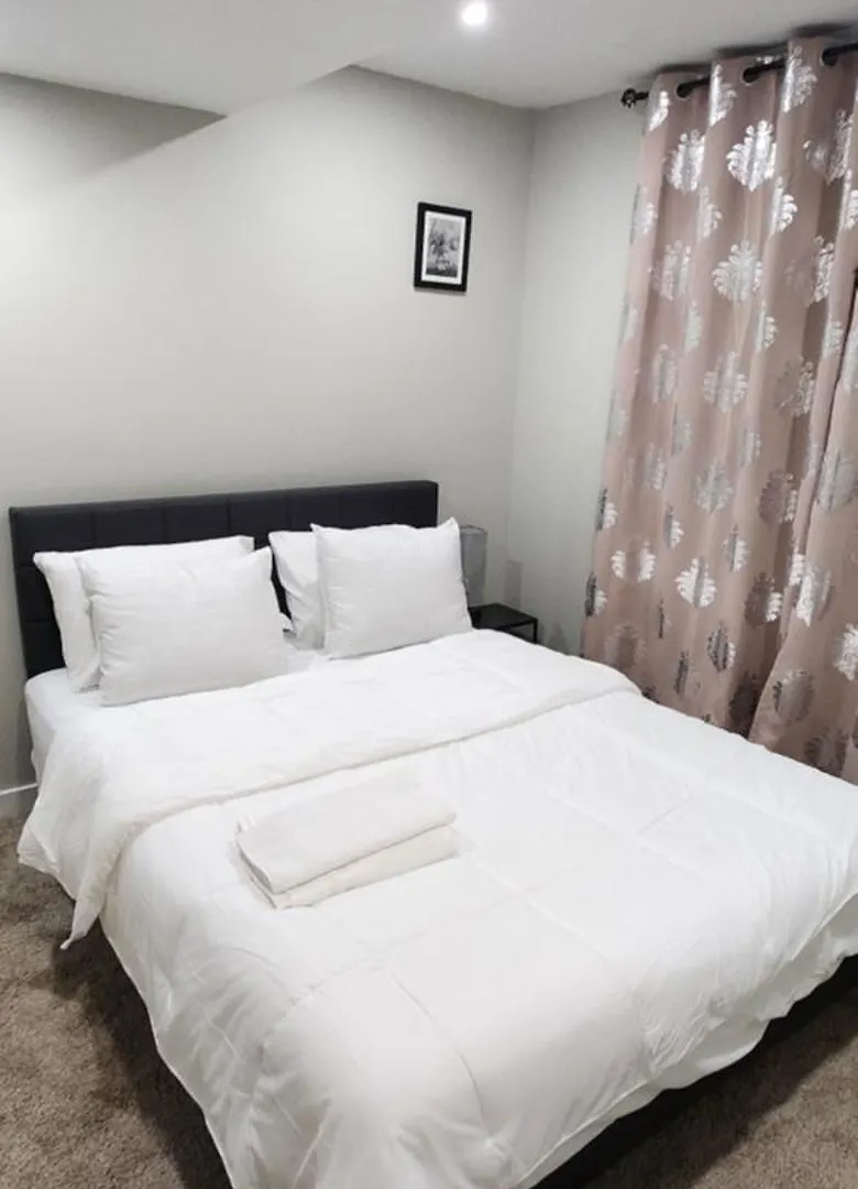 New Stylish 2-Bedroom Basement Suite Winnipeg Guest house